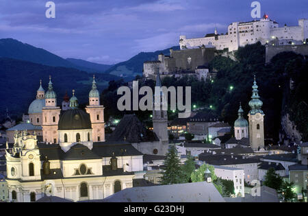 Kuppeln der Kirche erheben sich über Salzburg, Österreich. Die Stadt ist bekannt für seine gut erhaltene barocke Architektur, Mozarts Geburt Stockfoto