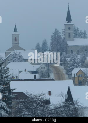 Tschechien, schneebedeckte Dorf Velka Lhota mit protestantischen Kirchen Stockfoto