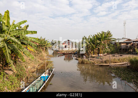 Licht und auf ihren Stelzen, beherbergt den Inle See überraschen Besucher durch die Vielfalt ihrer Formen und Farben (Myanmar). Stockfoto