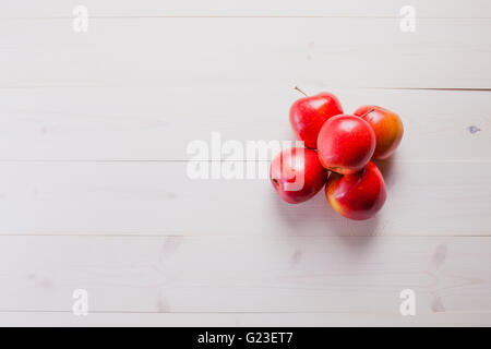 rote Äpfel auf einem weißen Holz Tisch Stockfoto
