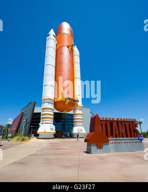 Booster und Kraftstofftank vor den Eingang des Gebäudes ist dem SPace Shuttle Atlantis ausgestellt Stockfoto