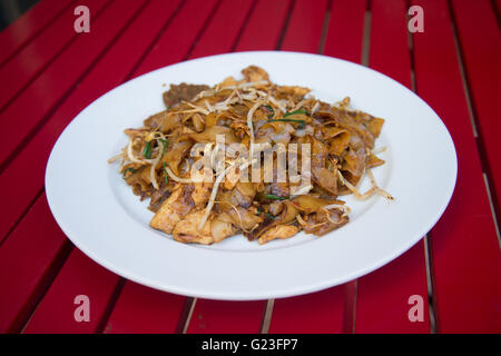 Wok gebratene Nudeln mit Sojasoße auch bekannt als Char Kway Teow und ist vergleichbar mit pad thai Stockfoto