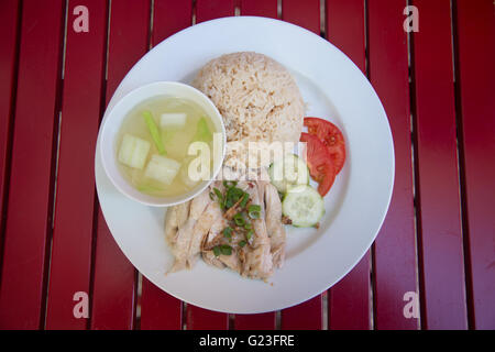 Hainan-Huhn mit Reis, pochierter Huhn mit Duftreis, Gurke, Tomate und Suppe Stockfoto