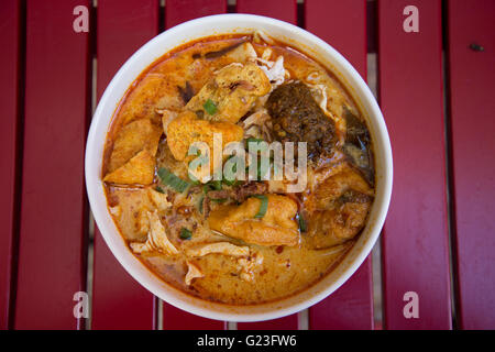 Huhn und Tofu laksa Eine warme duftende Nudelsuppe Gericht mit Teh Terek trinken Stockfoto
