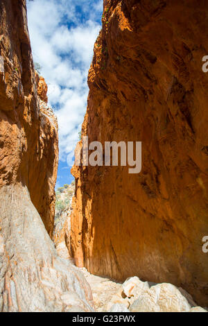 Die berühmten Standley Chasm als leichte Pässe zwischen den Felswänden in der Nähe von Mittag in Northern Territory, Australien Stockfoto