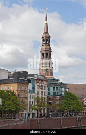 Der Turm der Kirche St. Katharina in Hamburg, Deutschland Stockfoto