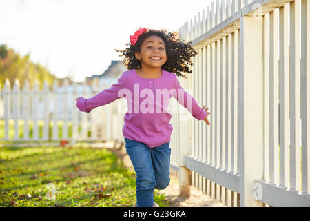 Kind Mädchen Kleinkind spielen im Park im freien lateinischen Ethnizität laufen Stockfoto