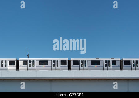 Yurikamome automatisiert Zug in Daiba (Odaiba), Tokio, Japan Stockfoto