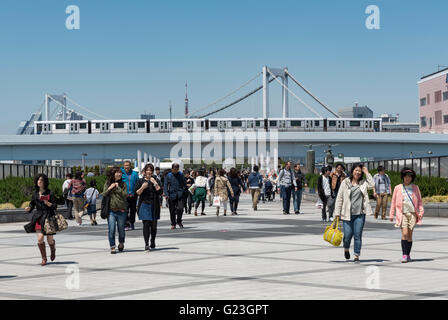 Odaiba Promenade mit Yurikamome Zug im Hintergrund, Daiba, Tokyo, Japan Stockfoto