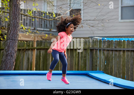 Kind Kleinkind Mädchen springen auf einem Trampolin-Spielplatz im Hinterhof Latein Ethnizität Stockfoto