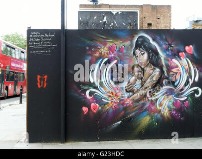 Graffito von Amy Winehouse von Streetart-Künstler Paul "Don" Smith in Hoxton, London Stockfoto