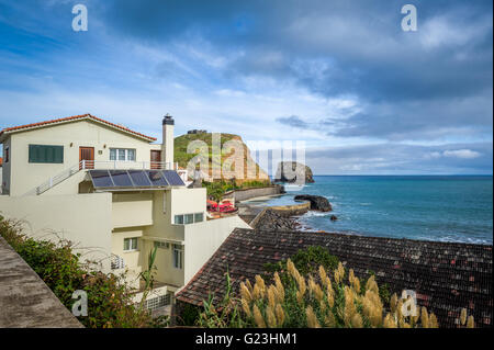 Haus mit Meerblick in Porto da Cruz, Madeira und Solar-Panel. Stockfoto