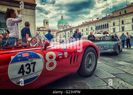 Oldtimer vor dem Start der historischen Rennens auf der Piazza Loggia Brescia Stockfoto