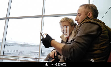 Glückliches Paar oder Familie Blick auf das smartphone Stockfoto