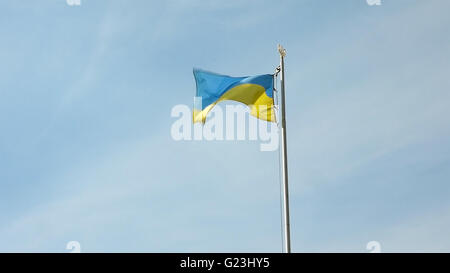 Ukrainische nationale Flagge winken am Fahnenmast Stockfoto