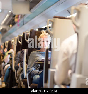 Dame mit dem Zug reisen. Stockfoto