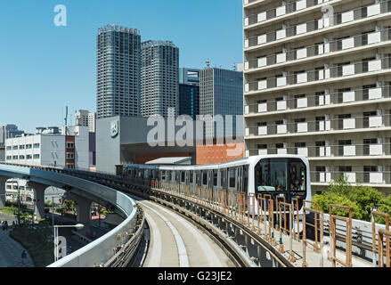 Yurikamome automatisiert Zug in Daiba (Odaiba), Tokio, Japan Stockfoto