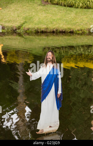 Ein Karton Ausschnitt von Jesus Christus gehen auf dem Wasser im Heiligen Land Erfahrung christlichen Themenpark in Orlando, Florida. Stockfoto