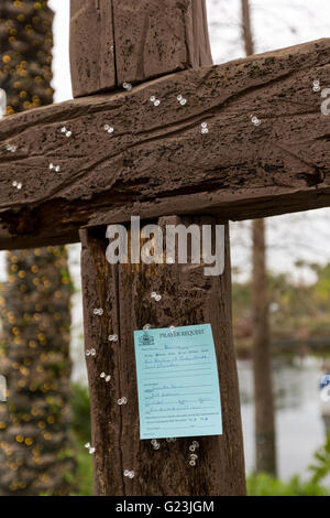 Das Zeugnis Kreuz wo Sie Ihre Belastungen und Gebetsanliegen im Heiligen Land Erfahrung christlichen Themenpark in Orlando, Florida Nagel kann. Stockfoto