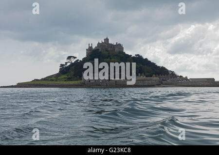 Kornische Insel von St. Michaels Mount bei Flut durch das Meer vom Festland abgeschnitten Stockfoto