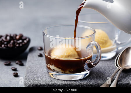 Affogato Kaffee mit Eis auf einer Glasschale Stockfoto