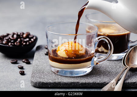 Affogato Kaffee mit Eis auf einer Glasschale Stockfoto