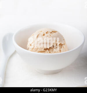 Eis mit Earl Grey-Tee-Geschmack in Schüssel weiß Stockfoto