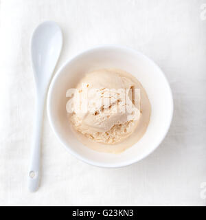 Eis mit Earl Grey-Tee-Geschmack in weiße Keramikschale Stockfoto