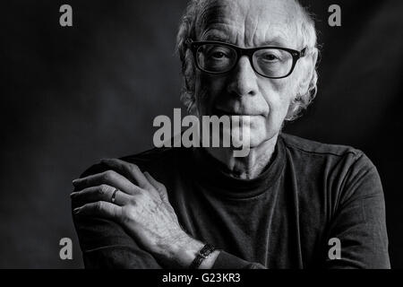 Roger McGough, Dichter, Autor und Kommentator Monochrome Studioportrait Stockfoto