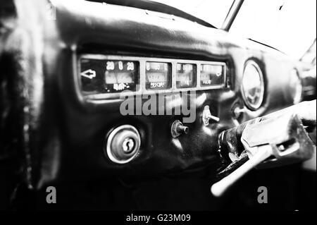 Innenraum Armaturenbrett eines klassischen Oldtimers. Schwarz / weiß Stockfoto