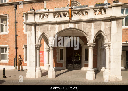 Eine Wache, Bewachung des Klosters, die offizielle Residenz des Gouverneurs von Gibraltar, Main Street, Gibraltar, Europa Stockfoto