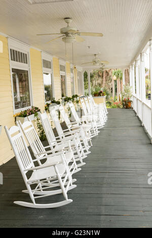 Schaukelstühle säumen die Veranda des historischen Lakeside Inn in Mount Dora, Florida. Das Lakeside Inn ist das älteste kontinuierlich arbeitende Hotel im Bundesstaat Florida. Stockfoto