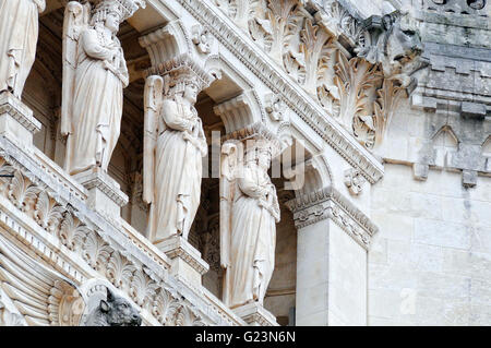 Detail-Schnitzereien Fassade Haupt Eingang Basilika von Notre-Dame de Fourvière Stockfoto