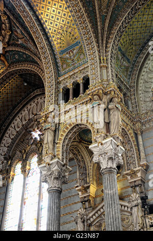 Detail-Gewölbe und Säulen im Inneren der Basilika Notre Dame de Fourvière Stockfoto