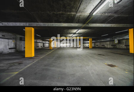 Parkplatz in der Tiefgarage Stockfoto