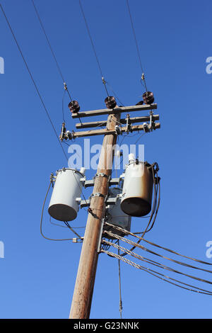 Ein Verteilung Transformator montiert auf einem Strommast. Stockfoto