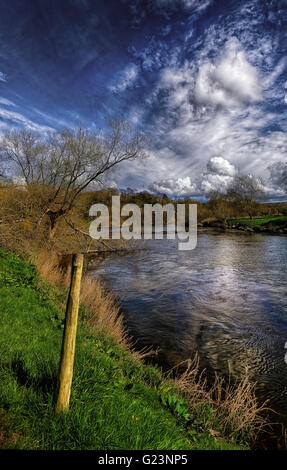 Vorbei Breinton Common, Hereford unten eine detaillierte Himmel sanft fließenden Flusses Wye Stockfoto