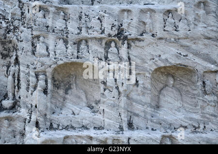 Buddhistische Steinskulpturen in Longmen Grotten in Luoyang China in der Provinz Henan. Stockfoto