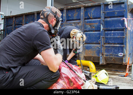 Feuerwehr entfernen Gas Tight passt, während einer chemischen Vorfall Übung in Kent. Stockfoto