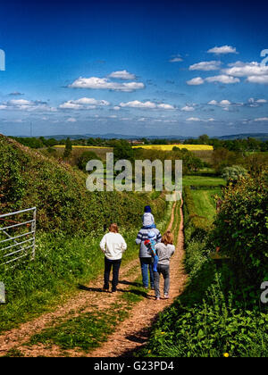 Eine junge Familie, die zu Fuß in Richtung Hereford aus Breinton gemeinsamen Stockfoto