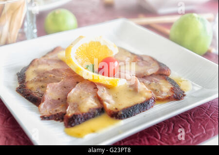 Scheibe gegrilltes Steak Fleisch mit Zitronensauce auf weiße Schale Stockfoto