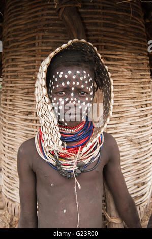 Karo Mädchen mit Ketten gemacht von Kaurimuscheln und Gesichts Gemälden, Omo-Tal, Südäthiopien Stockfoto