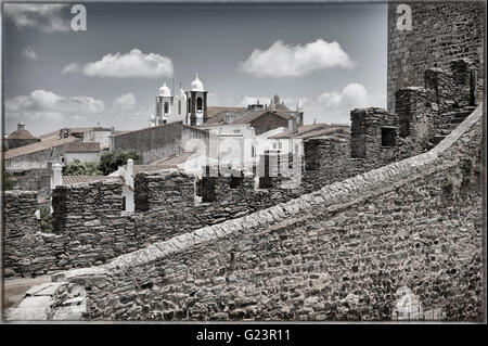 Monsaraz, Blick von der Stadtmauer, die Kirche Santa Maria da Lagoa oder Nossa Senhora de Lagoa, Alentejo, Portugal Stockfoto