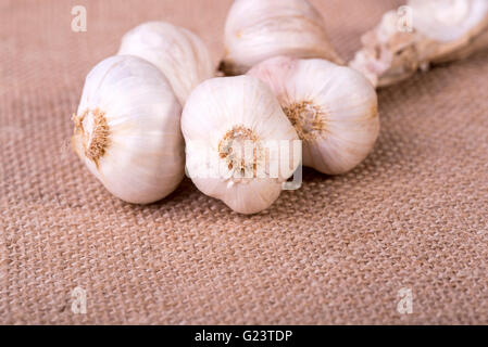 Bild von frischem Knoblauch auf Jute sack Stockfoto