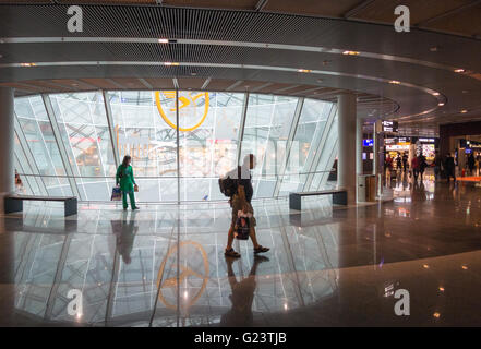 Passagiere, die ihren Weg zum Abflug-Gate am Flughafen Frankfurt am Main, Deutschland zu übertragen.  Flughafen Frankfurt Am Main. Stockfoto