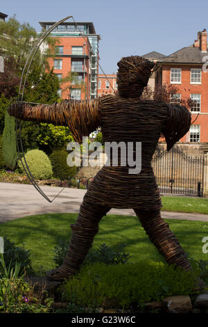 Statue von Robin Hood, hergestellt aus Blumen in Nottingham Castle Museum in Nottingham England Stockfoto