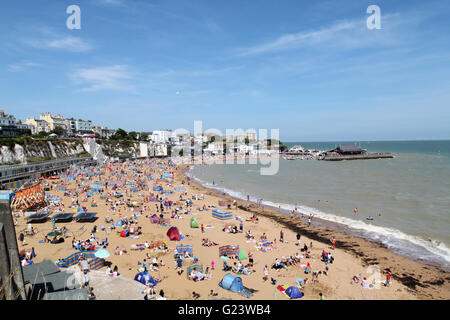 Menschen genießen den Sonnenschein an einem sonnigen Tag am Strand von Broadstairs in Kent, England Stockfoto