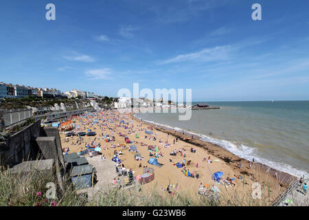 Menschen genießen den Sonnenschein an einem sonnigen Tag am Strand von Broadstairs in Kent, England Stockfoto