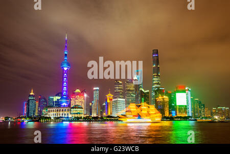 Skyline von Shanghai über den Huangpu-Fluss in der Nacht Stockfoto