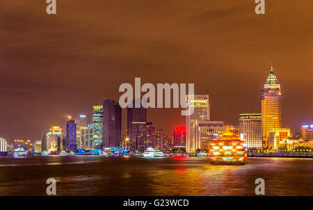 Skyline von Shanghai über den Huangpu-Fluss in der Nacht Stockfoto